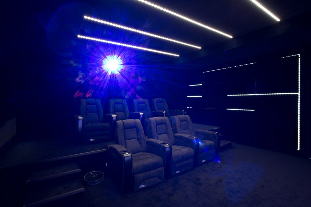 AVshops referansekino på Alnabru med kinostoler, projektor og blå belysning