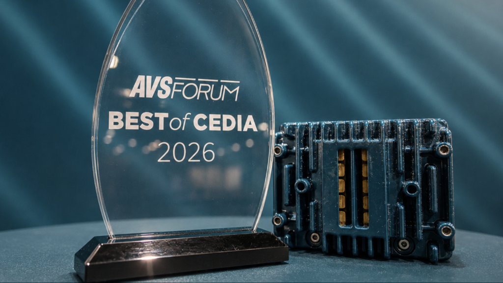 AVSForum Best of CEDIA 2026-trofé ved siden av et Alcons pro-ribbon-element