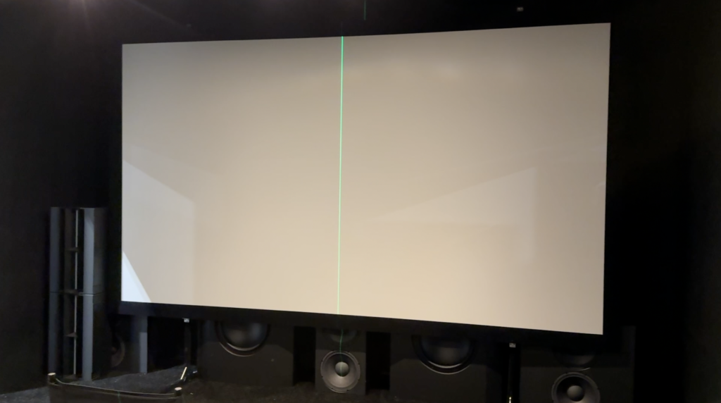 DreamScreen CoreX1 under klargjøring foran Alcons-frontkanalene i det opplyste demorommet på CEDIA 2026