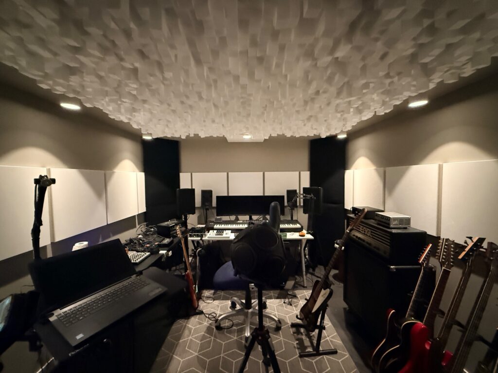 Musikkstudioet på Kolbotn med instrumenter og akustiske tiltak