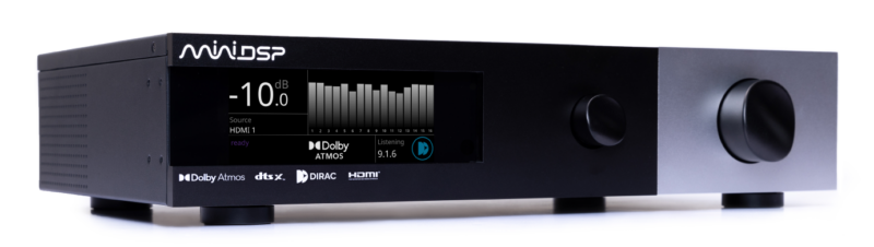 miniDSP TIDE16 surroundprosessor med OLED-display, sett skrått forfra