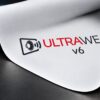 DreamScreen UltraWeave v6 med logo på hvit lerretsduk, sort bakside og diskret lens-flare