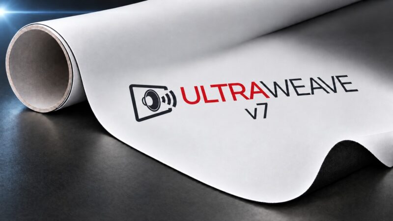 DreamScreen UltraWeave v7 med logo på hvit lerretsduk, sort bakside og diskret lens-flare