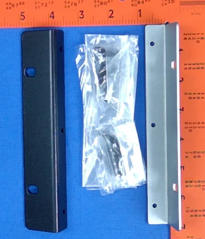 Produsentfoto av Parasound HALO rackbraketter i 4U-format